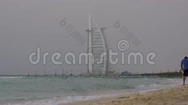 迪拜著<strong>名酒</strong>店，步行海滩景观，4k阿联酋